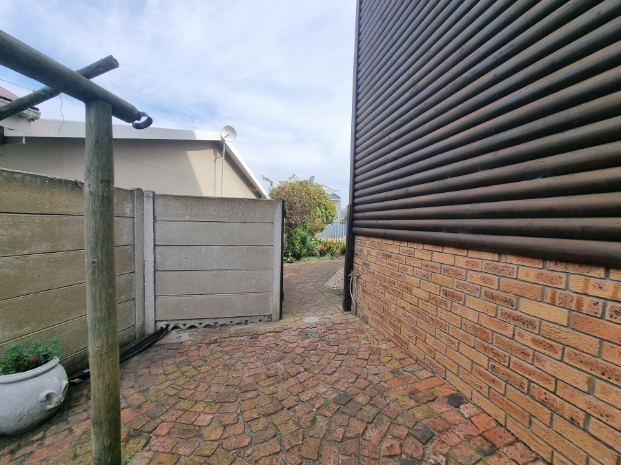 6 Bedroom Property for Sale in Dana Bay Western Cape